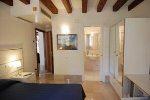 1 bedroom, minibar, in-room safe, desk - Santa Margherita Guesthouse (Venice)