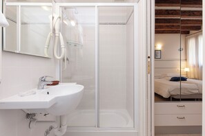 Dobbeltværelse med dobbeltseng eller 2 enkeltsenge | Badeværelse | Bruser, gratis toiletartikler, hårtørrer, håndklæder