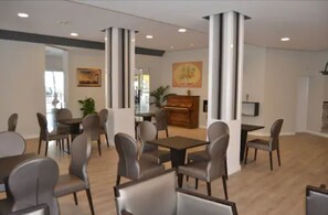 Frühstück, Mittagessen, Abendessen, lokale Küche 