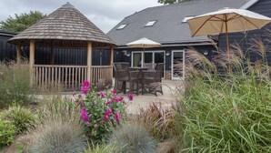 A gazebo, outdoor seating, and a house with a covered patio. - Orsett Hall Hotel (Grays)