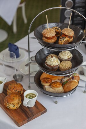 Aperto a colazione, pranzo e cena, cucina britannica