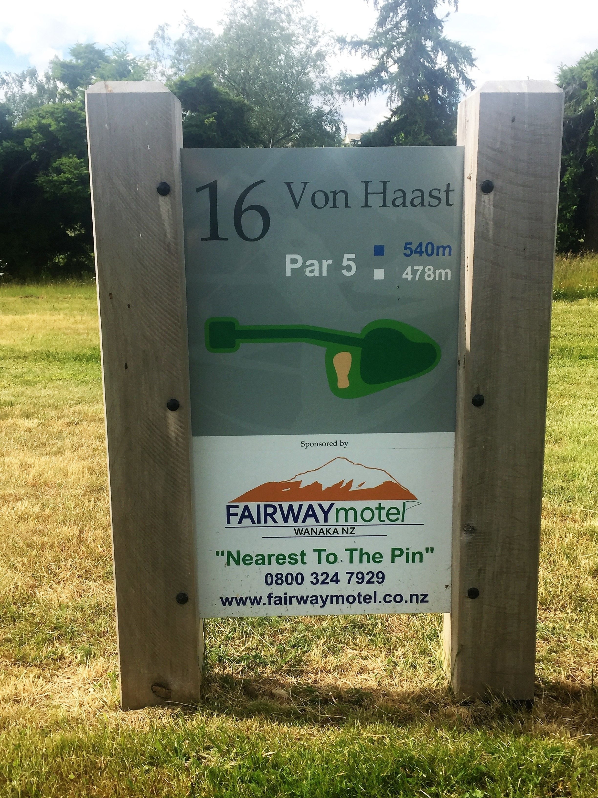 En skylt för golfbanan 16 Von Haast Par 5, som sponsras av FAIRWAYmotel Wanaka NZ, och som visar att det är en par 5-bana med en längd på 540 meter och 478 meter.