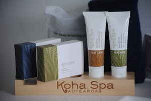 Presentación de productos del Spa Kohha, que incluye un acondicionador capilar relajante, un champú nutritivo para el cabello y un kit de tocador de lujo.