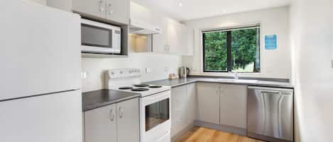 Appartement Supérieur, 2 chambres, 2 salles de bains | Cuisine privée | Réfrigérateur, micro-ondes, plaque de cuisson, cafetiÚre/bouilloire