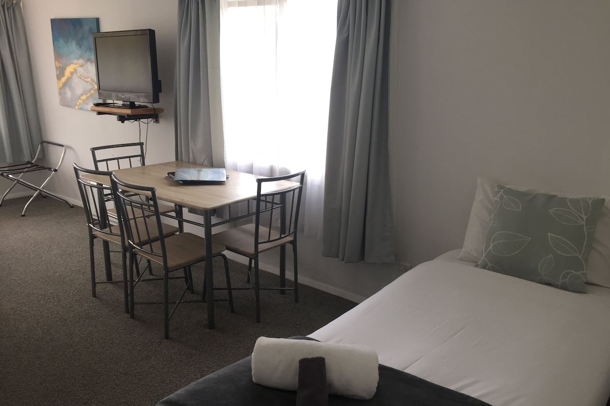 Family Studio Suite, Kitchenette | Cribs/infant beds, free WiFi, bed sheets