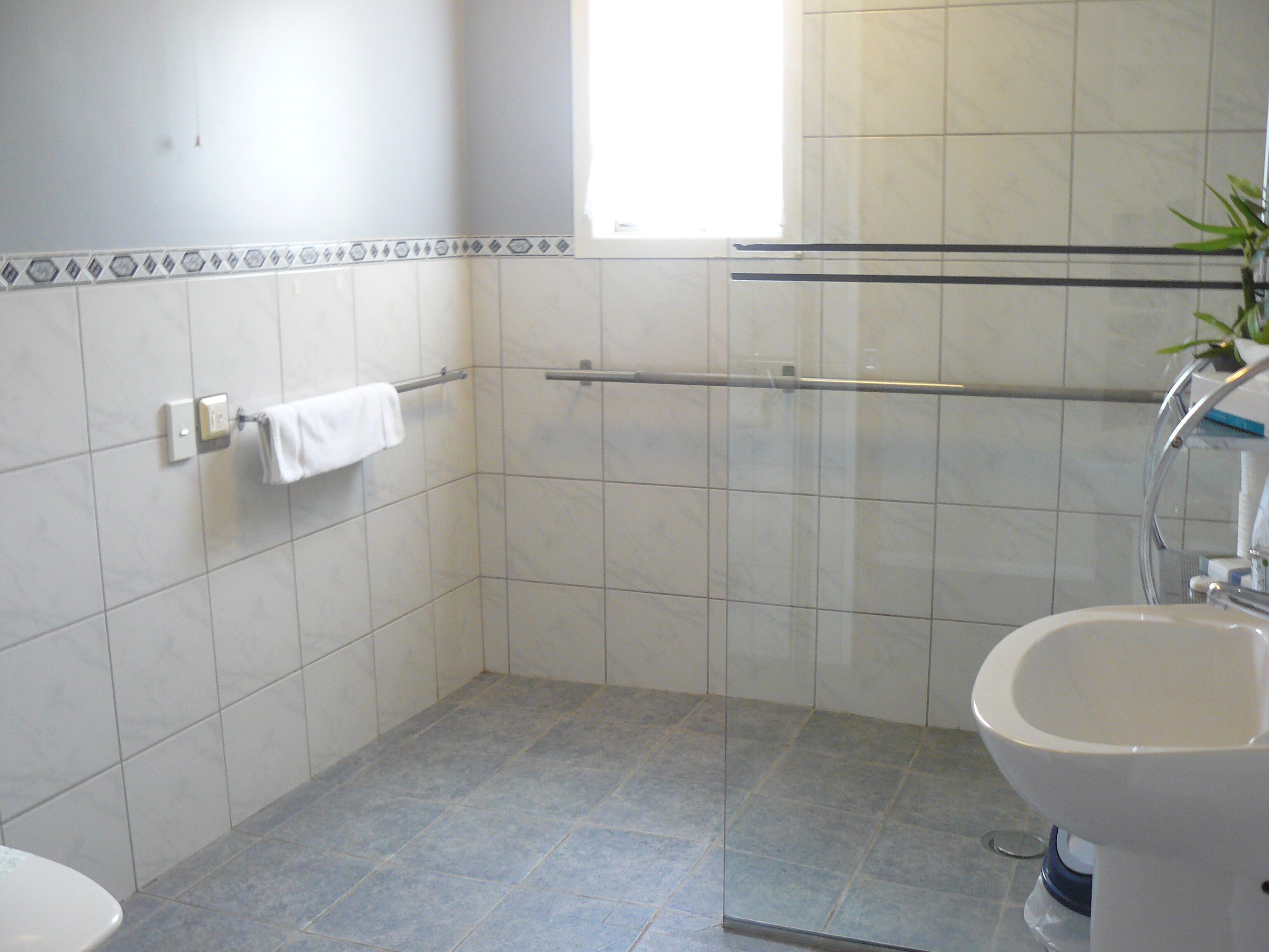 Un baño con ducha, inodoro y lavamanos.