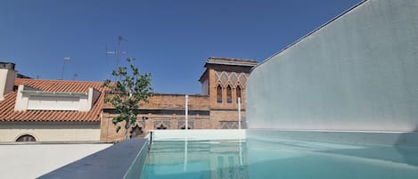 Alberca al aire libre por temporada y camastros