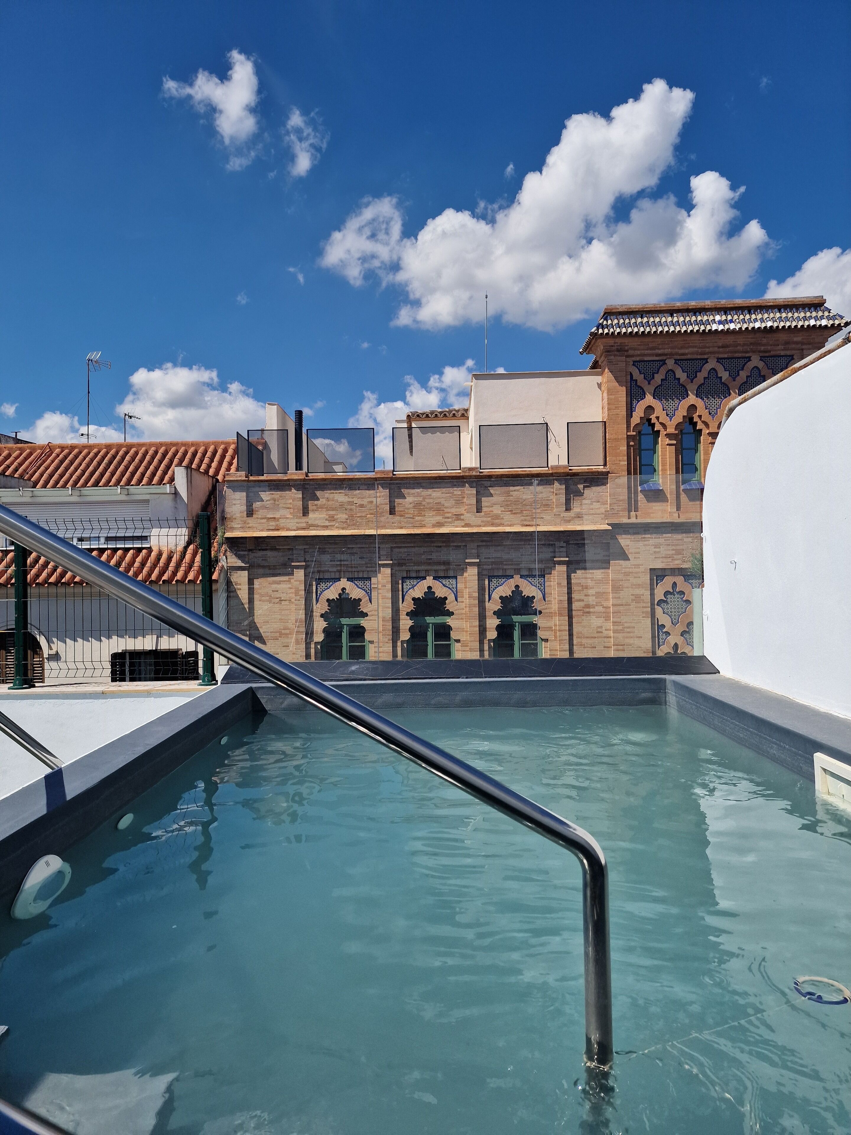 Alberca al aire libre por temporada y camastros 