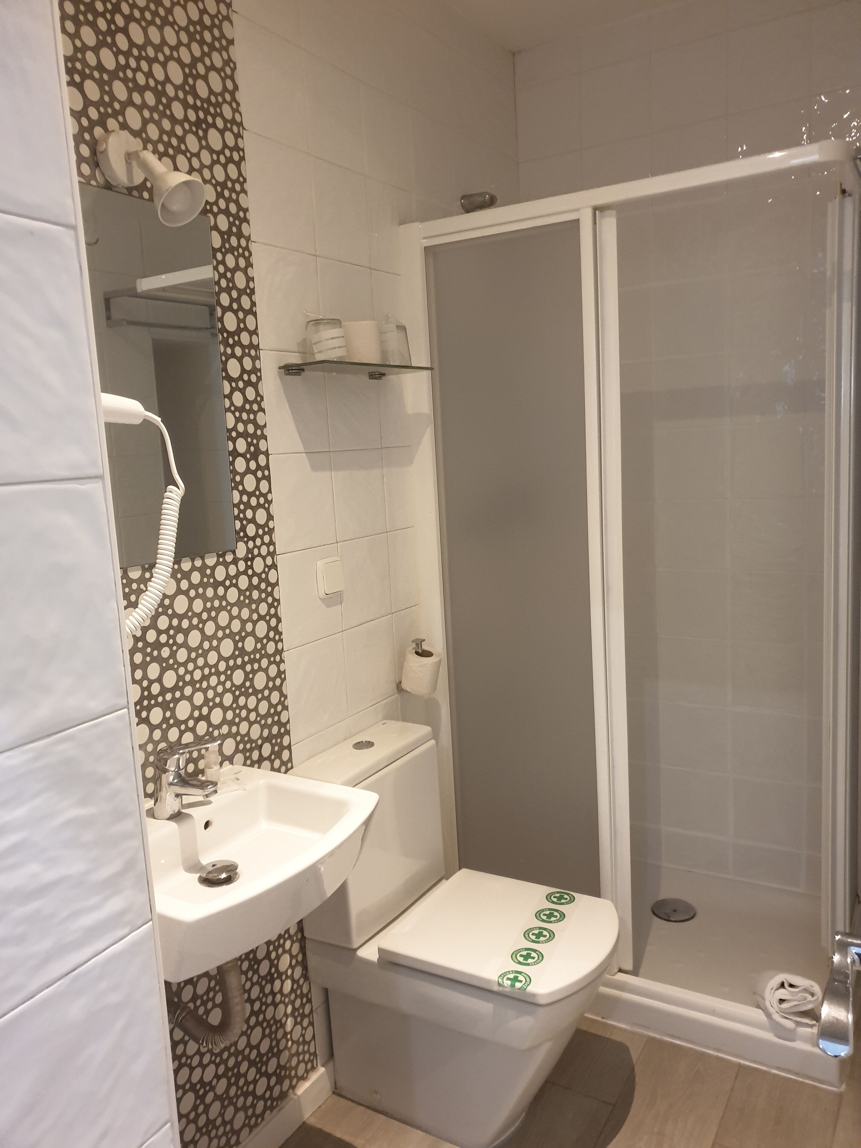 Ein Badezimmer mit Toilette, Waschbecken und Dusche.
