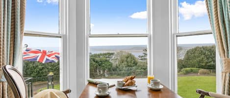 Tweepersoonskamer, uitzicht op zee | Een bureau, een strijkplank/strijkijzer, gratis wifi, beddengoed