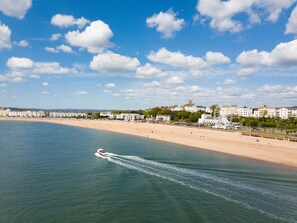 A coastal town with a sandy beach, a Ferris wheel, and a boat on the water. - Royal Beacon Hotel (Exmouth)