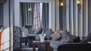 A modern living room with a sofa set, a coffee table, and a wine cooler. - Royal Beacon Hotel (Exmouth)