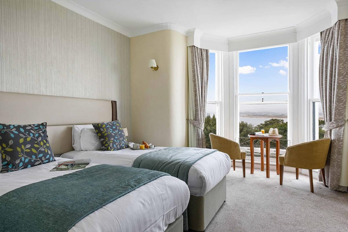 twin room, sea view | desk, iron/ironing board, free wifi, bed sheets