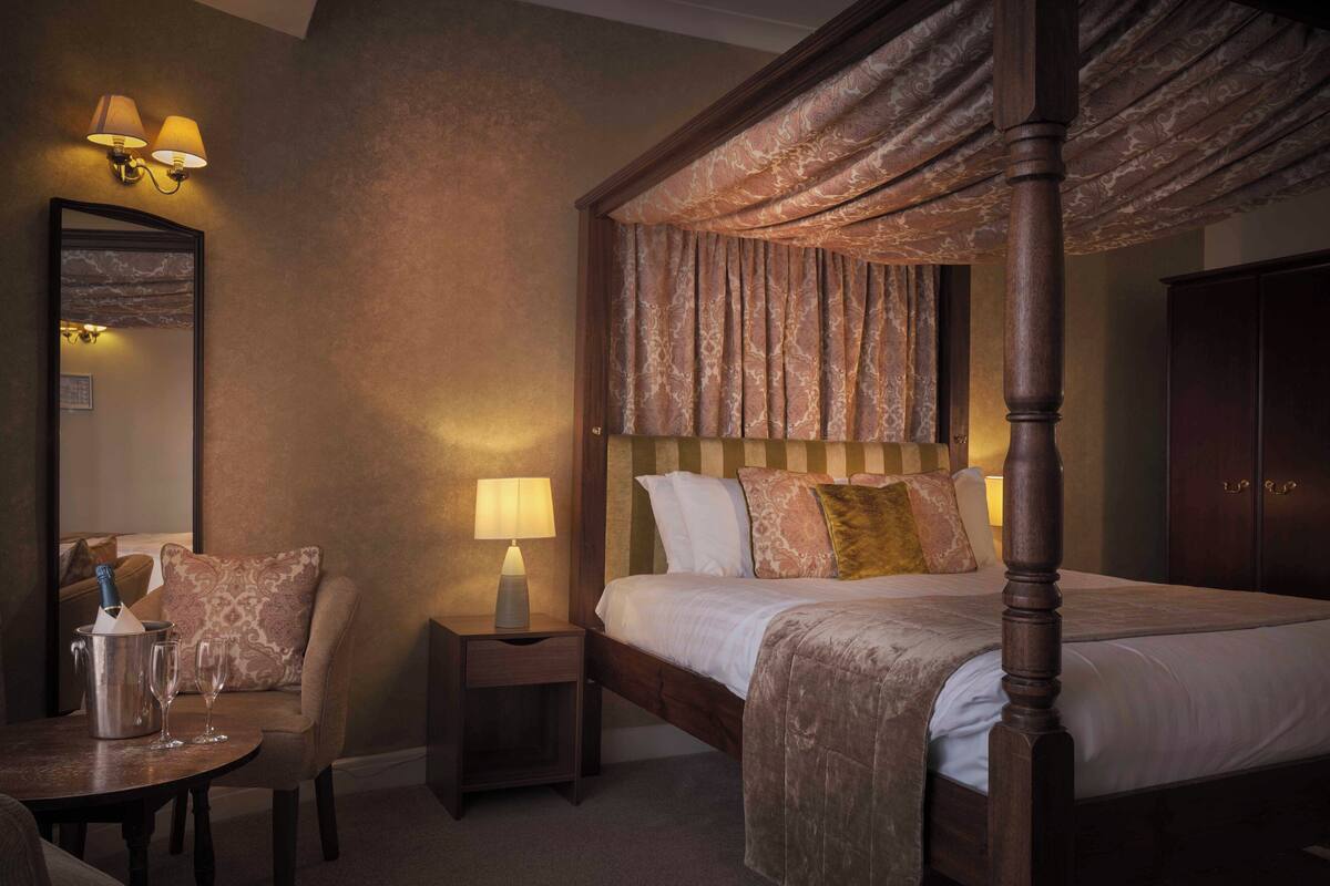 desk, iron/ironing board, free wifi, bed sheets