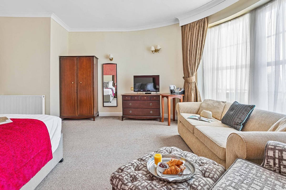 standard inland family room | desk, iron/ironing board, free wifi, bed sheets