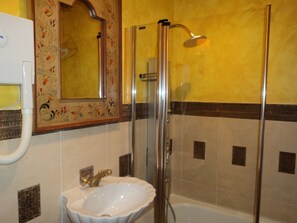 Habitación doble | Baño | Ducha y secador de pelo