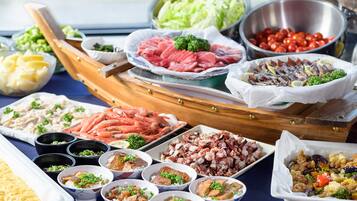 Daily buffet breakfast (JPY 2300 per person)