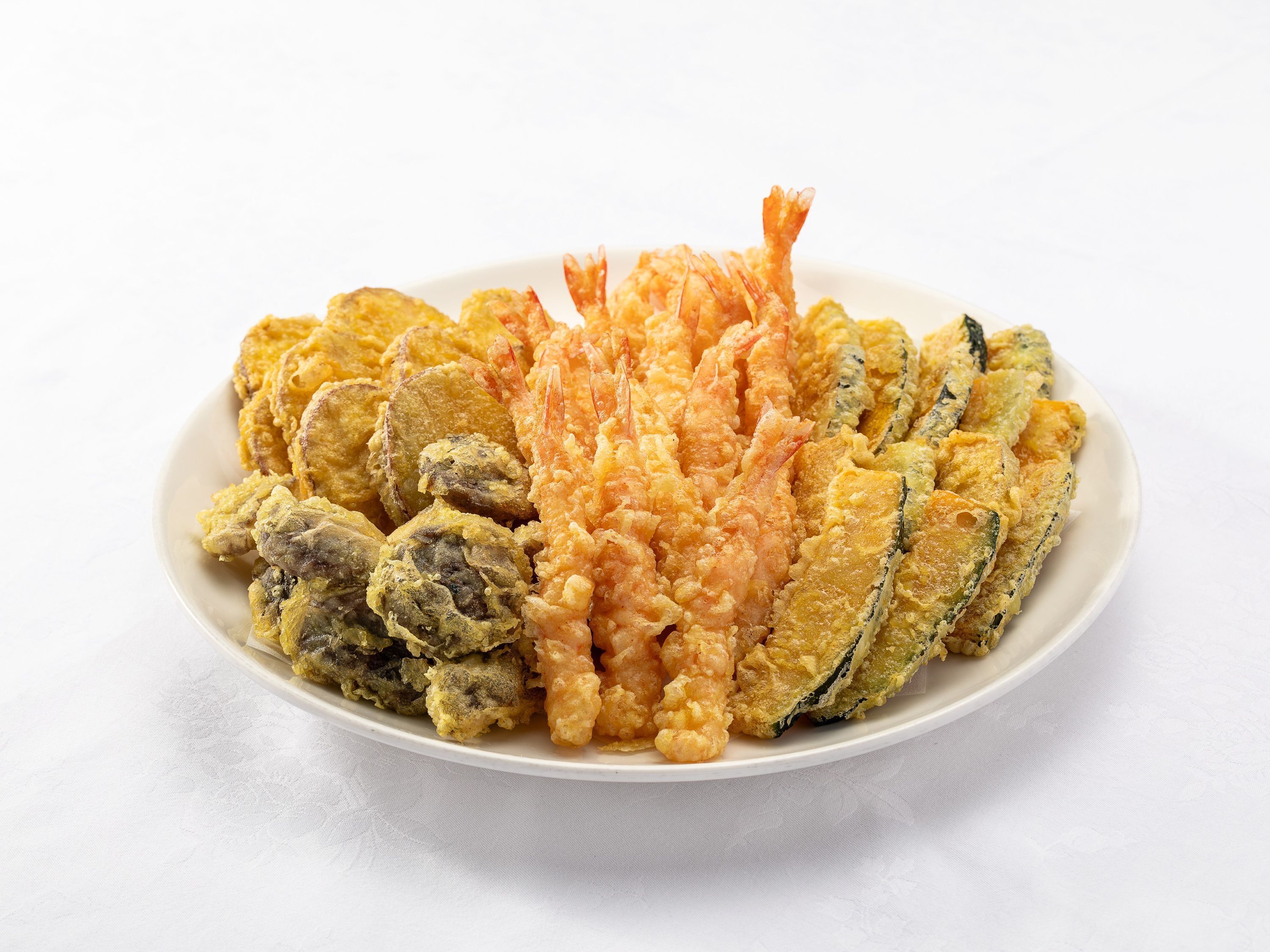 Eine Portion Tempura mit Garnelen und Gemüse.