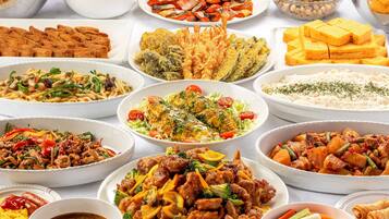Daily buffet breakfast (JPY 2300 per person)