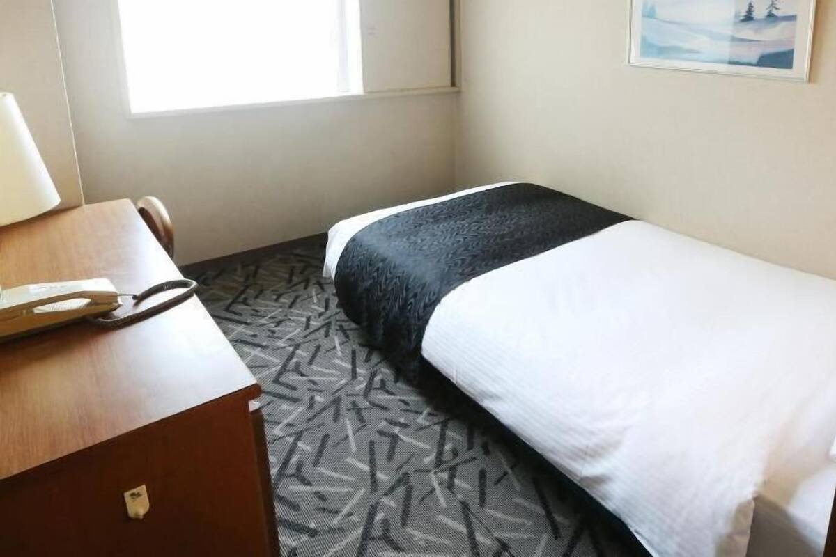 Down comforters, desk, free WiFi, bed sheets