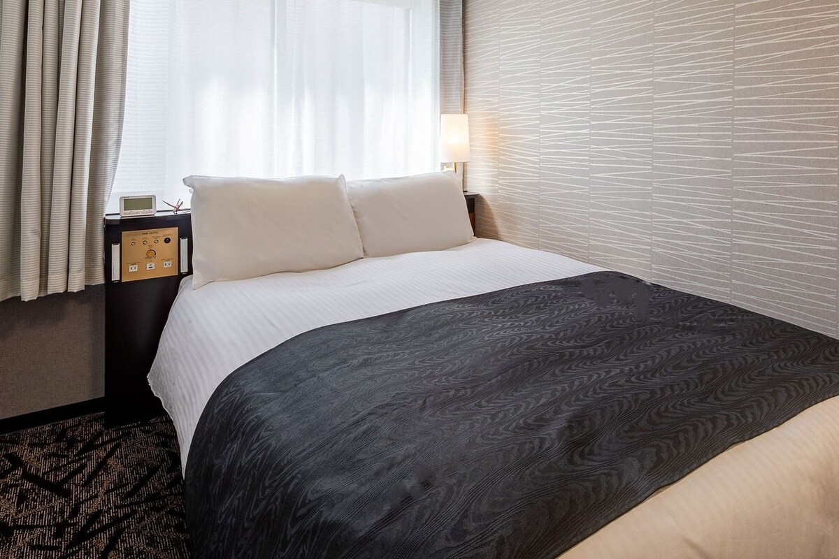 Escritorio, wifi gratis, muebles diferentes y ropa de cama 
