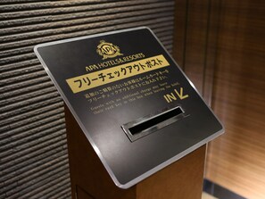 A hotel information card with text in Japanese, a logo, and a slot for a card key. - APA Hotel Sapporo Hosui Susukino Ekimae (Sapporo)