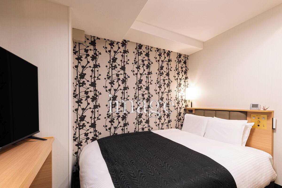 Room (Universal) | Down comforters, desk, blackout drapes, free WiFi
