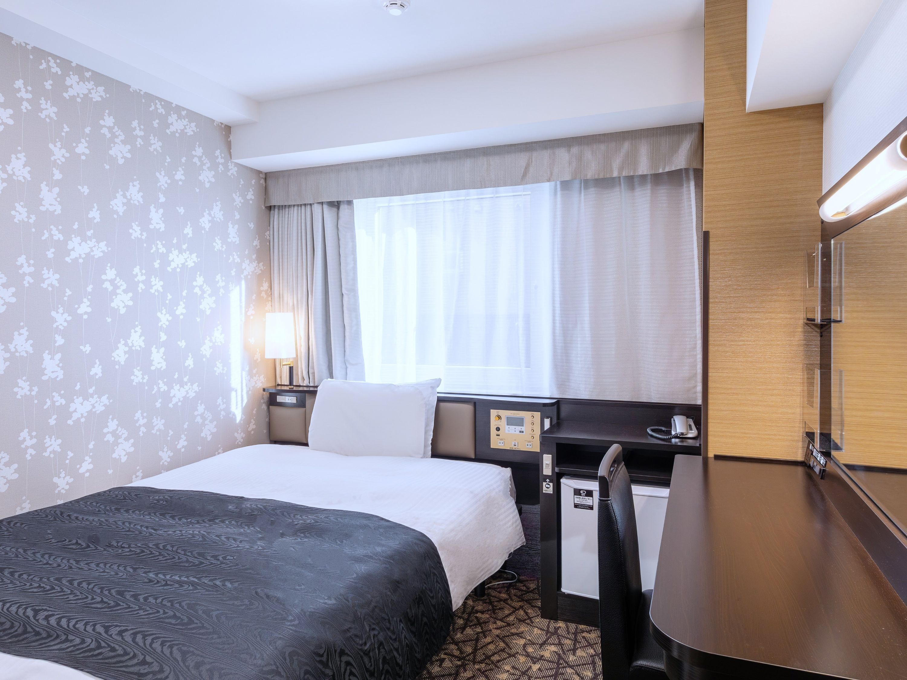 羽绒被、办公桌、遮光窗帘、免费 WiFi