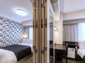 Combined shower/bathtub, free toiletries, hair dryer, slippers