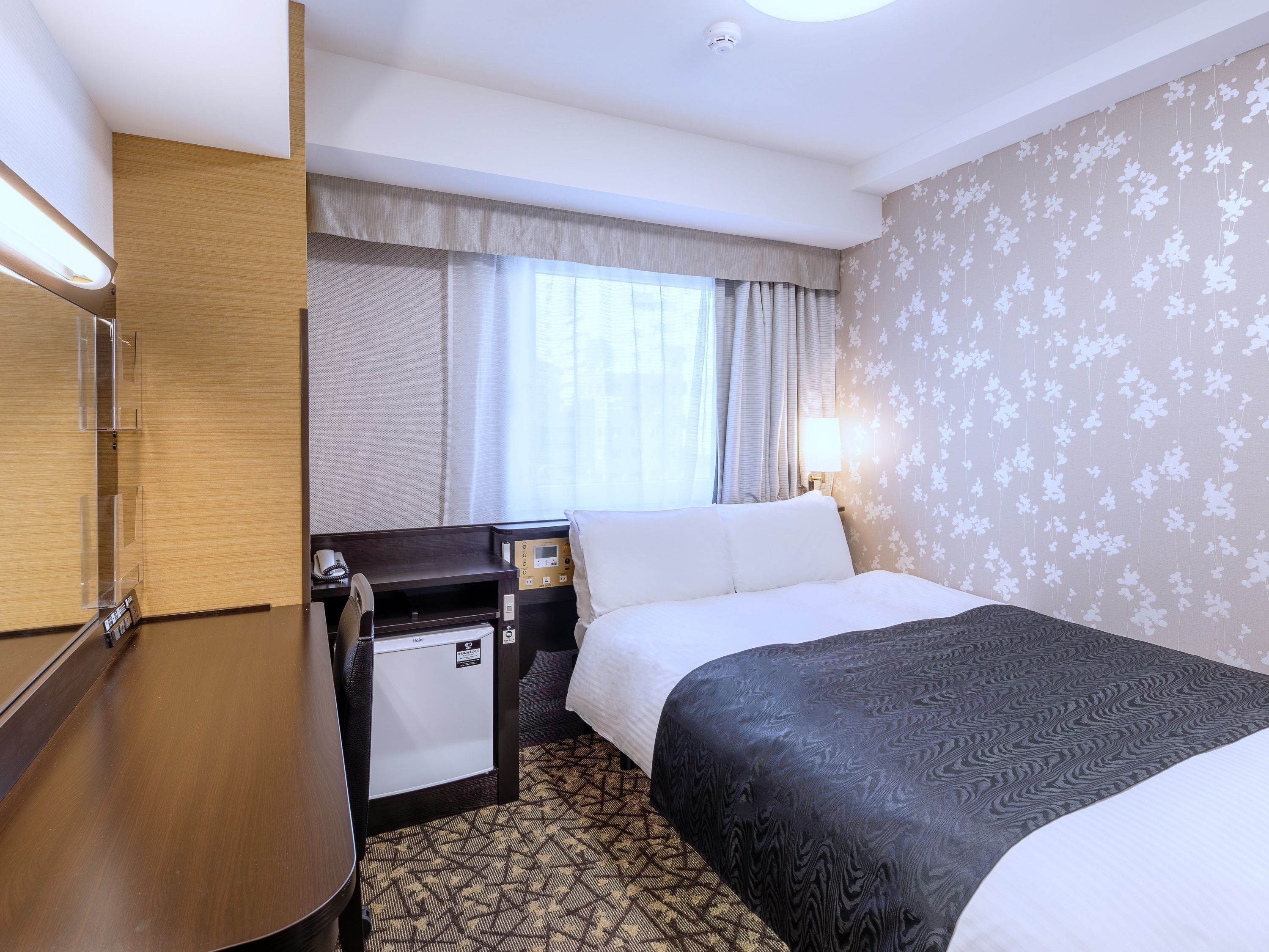 羽绒被、办公桌、遮光窗帘、免费 WiFi