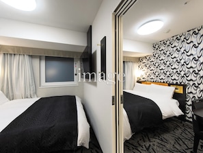 Cubrecamas, escritorio, cortinas blackout y wifi gratis