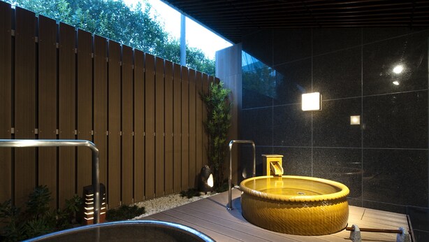 Et spa-område med jacuzzi og træterrasse.