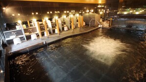 Et spabad med forskellige siddepladser og en pool.