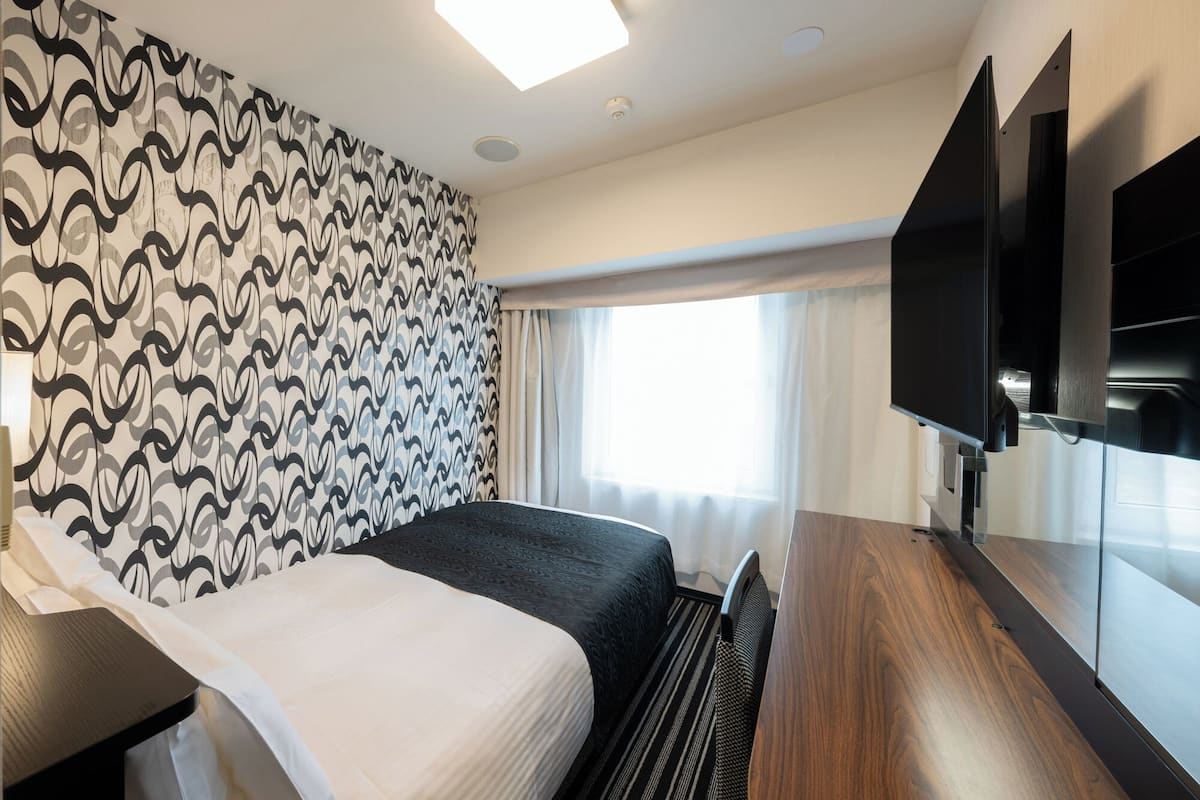 Luxe beddengoed, donzen dekbedden, een bureau, verduisterende gordijnen