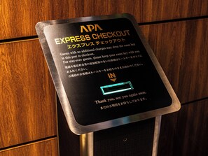 Ein Schild für einen Express-Kassenbereich mit Anweisungen in verschiedenen Sprachen.