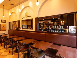 朝食、ランチ、ディナーに営業