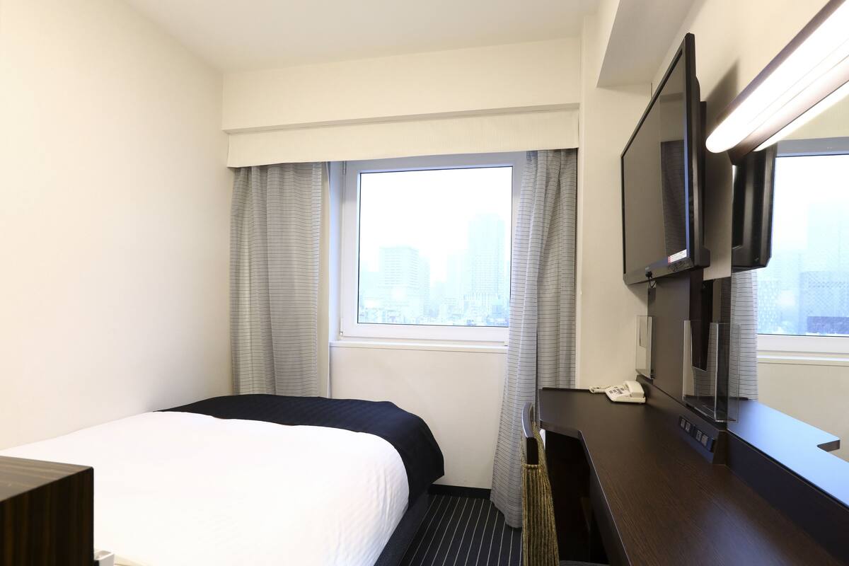 Premium bedding, down comforters, desk, blackout drapes