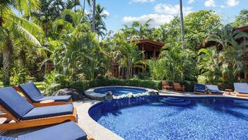 Alberca al aire libre y camastros