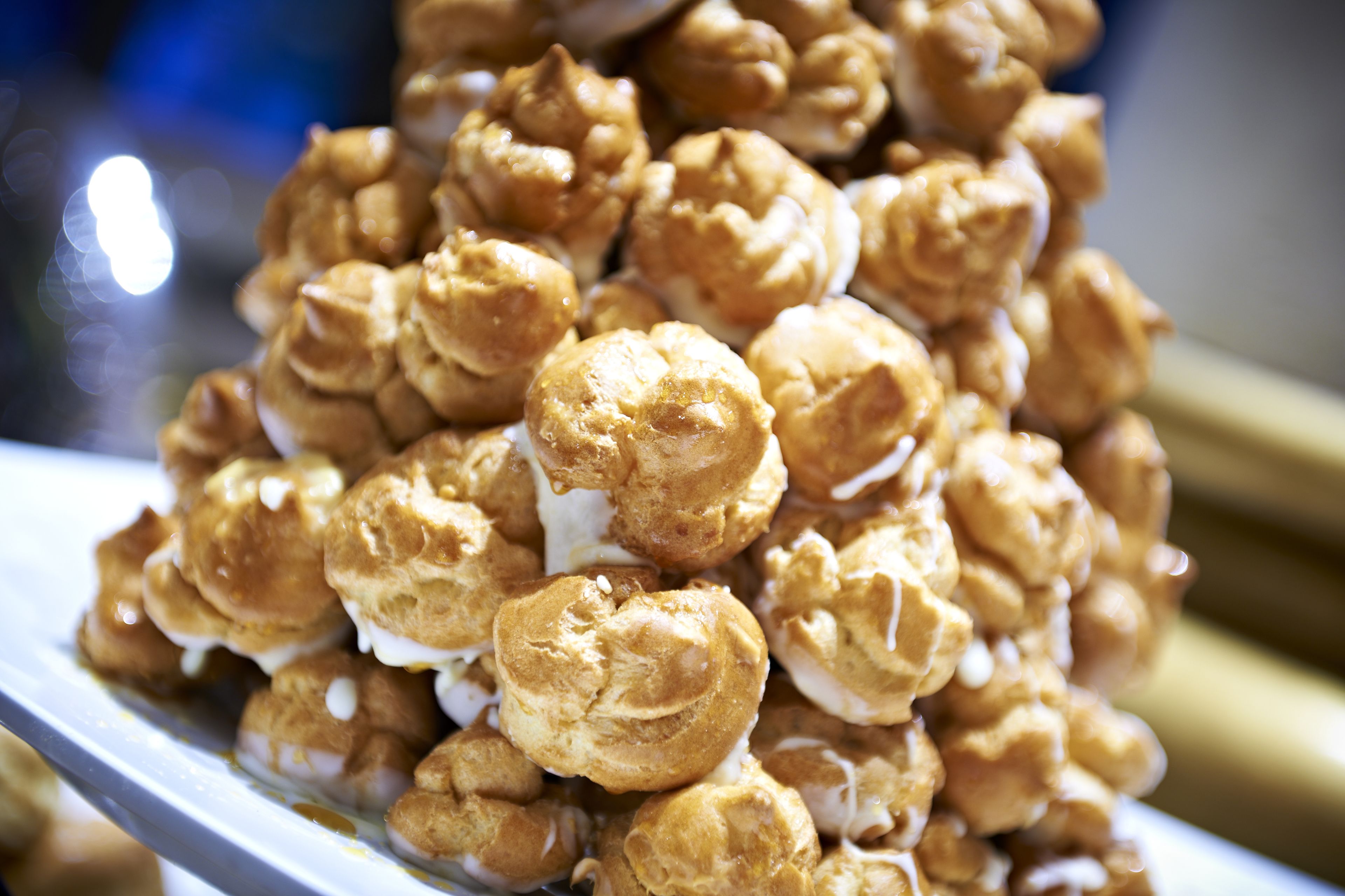 Primer plano de una pila de profiteroles.