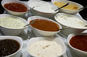 Variedad de recipientes con diferentes tipos de salsas o aderezos.