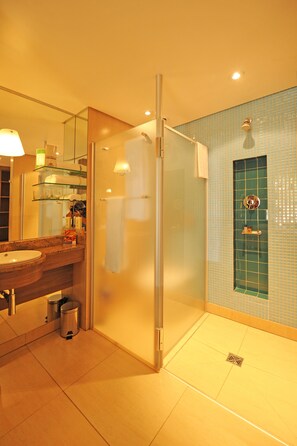 Dusche, kostenlose Toilettenartikel, Haartrockner, Handtücher