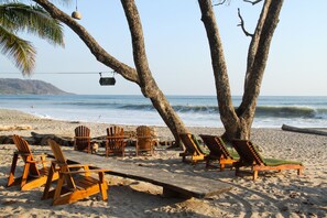 På stranden og surfing