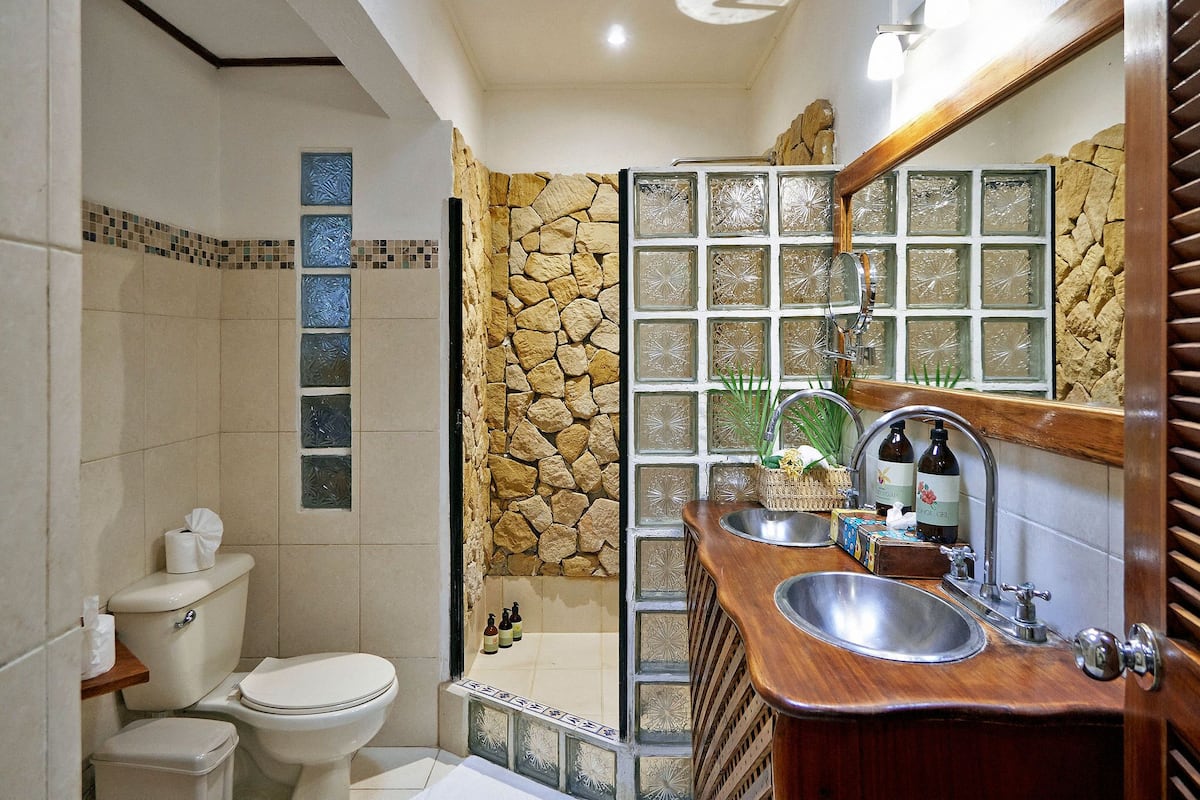 standard room, garden view | bathroom | hair dryer, towels