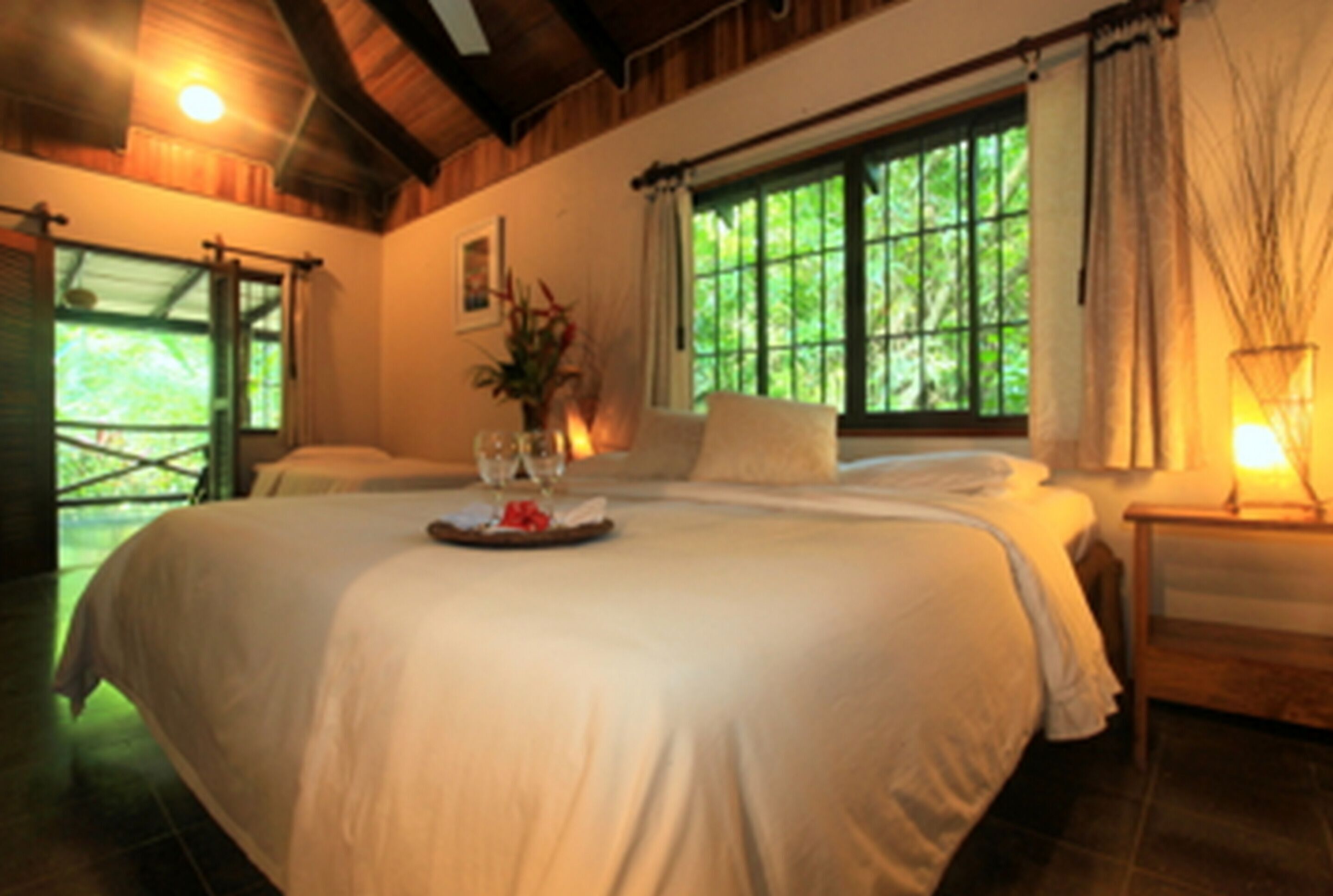 Camas Select Comfort, cofres nos quartos, individualmente mobiliados