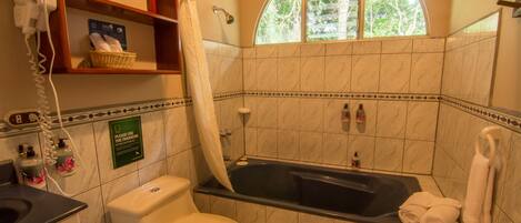 Ein Badezimmer mit Badewanne, Toilette und Duschvorhang.