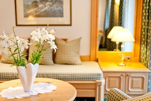 스위트 (Annex) | 거실 공간 | 평면 TV