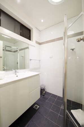 Deluxe Family Room | Bathroom | Shower, towels