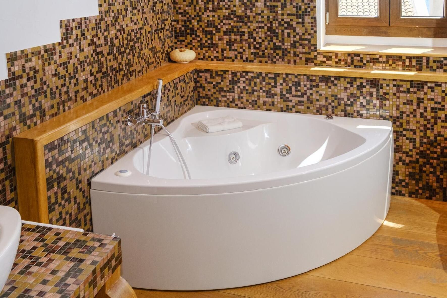 shower, hydromassage showerhead, free toiletries, hair dryer