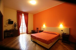 Habitació quàdruple | Minibar, caixa forta a l'habitació, escriptori i cortines opaques