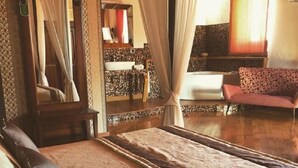 A bedroom with a bed, a mirror, a vanity with a sink, and a chair. - Hotel Medici (Milazzo)